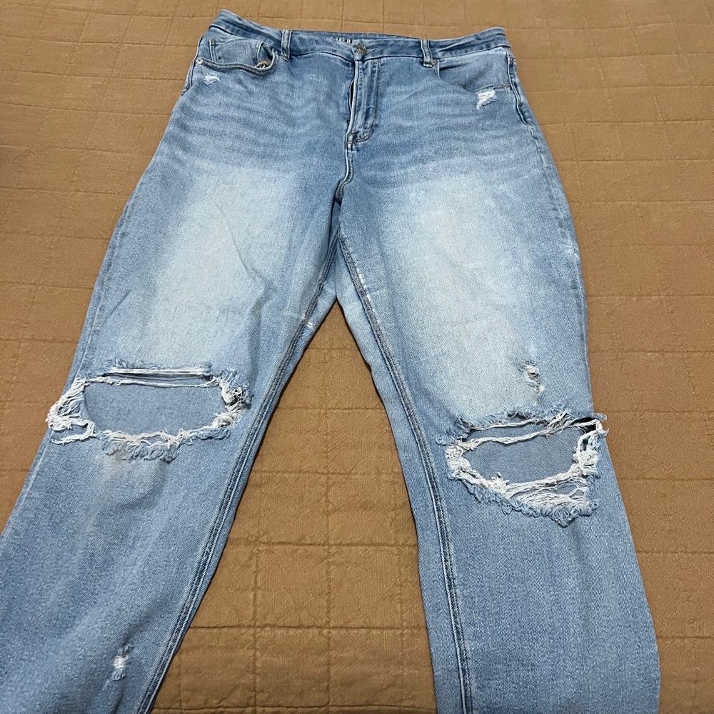 Women’s American Eagle high rise curvy mom jeans